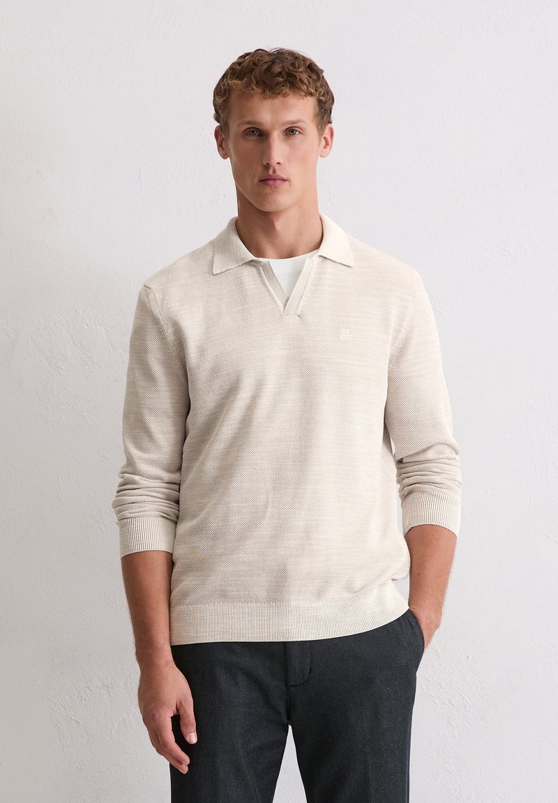 Helle beige Strickpullover mit kragenartigem Ausschnitt, gerippten Bündchen und Saum, strukturierten Oberflächen und subtilen horizontalen Streifen.