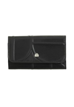 Portafoglio in pelle nera con superficie texture, caratterizzato da un design curvato e un piccolo dettaglio in metallo argentato. Chiusura a ribalta con cuciture.