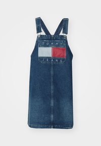 Tommy Jeans PINAFORE DRESS - Denimkjoler - denim medium