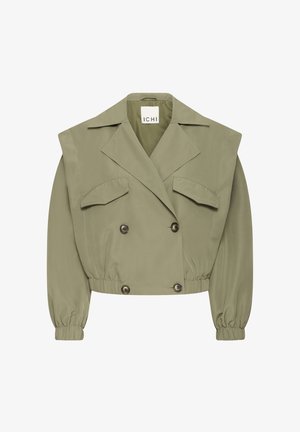 Veste courte vert olive à double boutonnage, grandes poches plaquées et poignets élastiqués. Tissu lisse avec un col structuré.