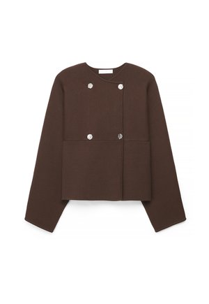 Giacca marrone scuro a maniche lunghe con bottoni d'argento disposti in modo asimmetrico, scollatura rotonda e vestibilità leggermente corta e squadrata.