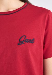 GANT SCRIPT - T-shirt med print - cherry red