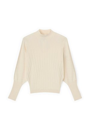 Cremefarbener Rippen-Strickpullover mit hohem Kragen und langen, ballonförmigen Ärmeln, die in enganliegende Bündchen auslaufen.