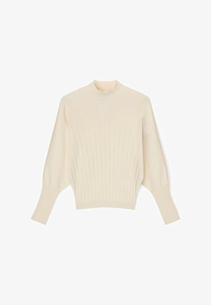 Cremefarbener Rippen-Strickpullover mit hohem Kragen und langen, ballonförmigen Ärmeln, die in enganliegende Bündchen auslaufen.