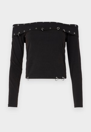 Schwarzes Langarmoberteil mit schulterfreier Gestaltung, verziert mit silbernen Ösen und Ringen entlang des Hals- und Saumbereichs.