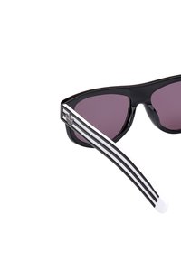 Svarta, vinklade solglasögon med mörka linser, med en blank yta, vita dubbla ränder på sidan och en upphöjd logotypdetalj.