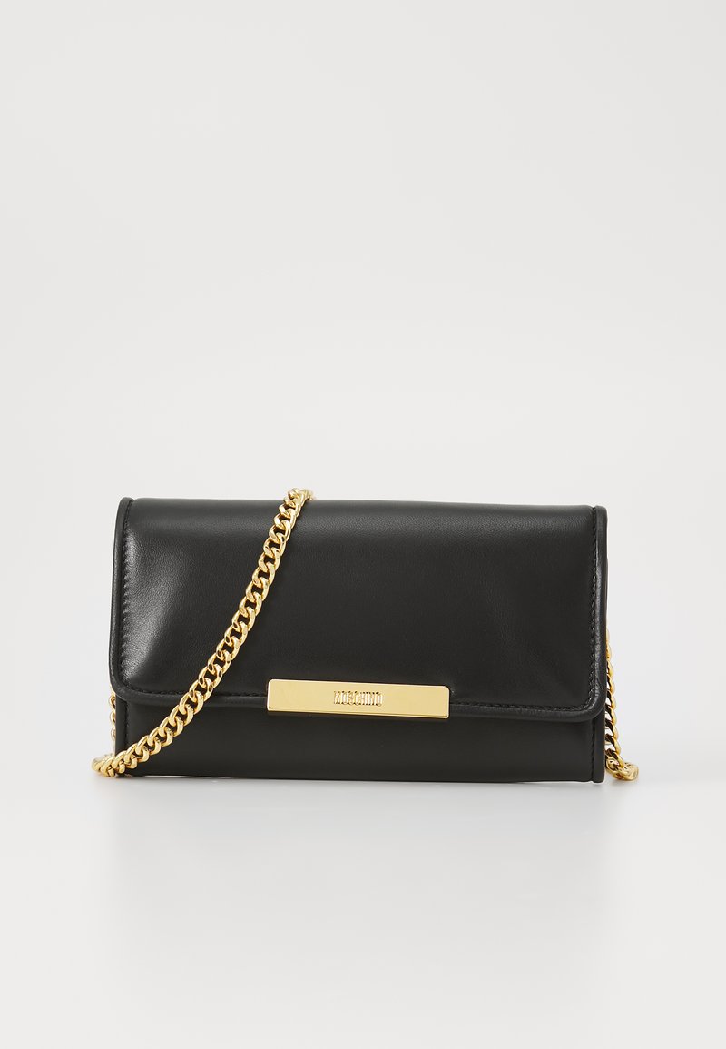 Borsa a pochette nera in pelle con una tracolla in catena dorata e un accento dorato rettangolare e piatto sulla parte anteriore. Texture liscia, design minimalista.