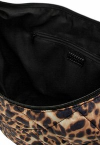 Gepolsterte Tiermotiv-Tasche mit Reißverschluss; das Innere verfügt über ein schwarzes Futter und eine Reißverschlusstasche zur besseren Organisation.