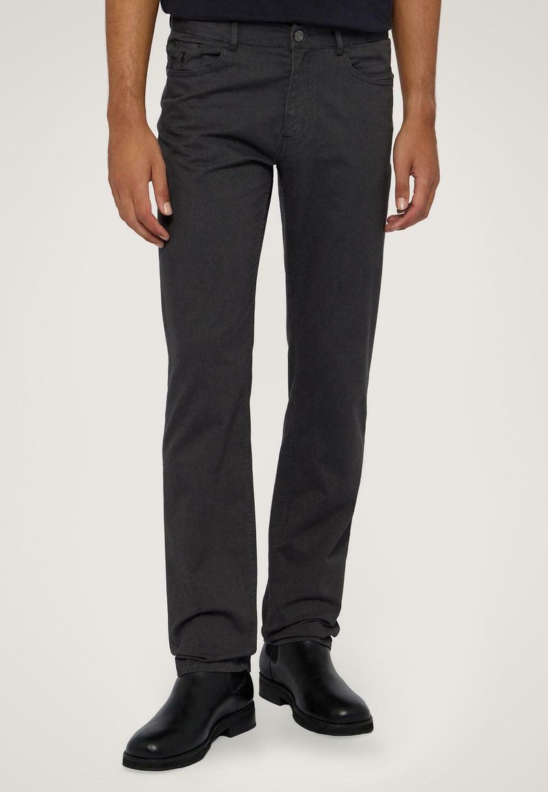 Grijze denim jeans met een slim fit, met vijf zakken, een sluiting met een voorknop en een gladde textuur. Gecombineerd met zwarte enkellaarsjes.