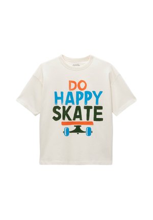 T-shirt blanc à manches courtes avec un texte coloré "DO HAPPY SKATE" et un graphique simple de skateboard sous le texte.