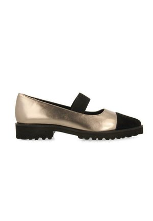 Zapato plano metálico dorado y negro con puntera redondeada, una correa en el empeine y una suela de goma texturizada que presenta estrías prominentes.