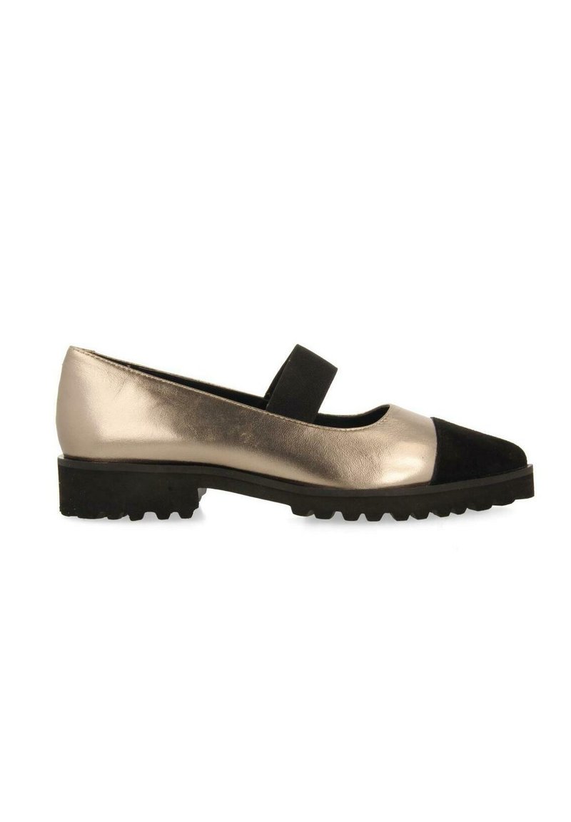 Zapato plano metálico dorado y negro con puntera redondeada, una correa en el empeine y una suela de goma texturizada que presenta estrías prominentes.
