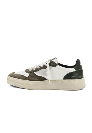 Sneakers con tomaia in pelle bianca, dettagli marroni e grigi, suede testurizzato e un tallone di un verde scuro a contrasto, dotate di lacci piatti e suola in gomma.