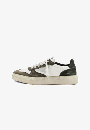 Sneakers con tomaia in pelle bianca, dettagli marroni e grigi, suede testurizzato e un tallone di un verde scuro a contrasto, dotate di lacci piatti e suola in gomma.