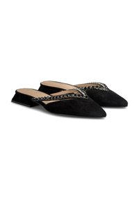 Mule in suede nero con punta affusolata, tacco basso a blocco e dettagli decorativi in cristallo lungo il vamp a forma di V.