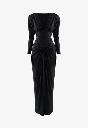 Lange zwarte jurk met diepe V-hals, geplooide stof bij taille en heupen, lange mouwen en een aansluitende silhouet.