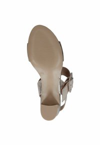 Sandal con tacco in bronzo metallico con una suola beige liscia, testurizzata per una migliore aderenza. Presenta una fascia con fibbia e un design open toe.