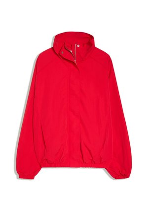 Helles rotes Reißverschlussjacke mit hohem Kragen, elastischen Bündchen und Bund, dargestellt auf weißem Hintergrund.