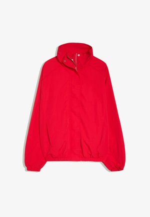 Helles rotes Reißverschlussjacke mit hohem Kragen, elastischen Bündchen und Bund, dargestellt auf weißem Hintergrund.