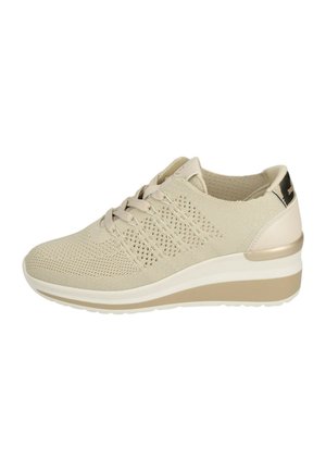 Sneaker beige con zeppa, lavorata a maglia, con chiusura frontale con lacci, tomaia traspirante perforata e suola in gomma bianca e marrone chiaro.