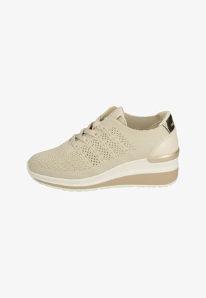 Sneaker beige con zeppa, lavorata a maglia, con chiusura frontale con lacci, tomaia traspirante perforata e suola in gomma bianca e marrone chiaro.