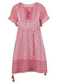 Červené šaty s potiskem a krátkými volánovými rukávy. Mají rozparek na krku s mašlí a třásněmi. Po celé ploše se nacházejí květinové a geometrické vzory.