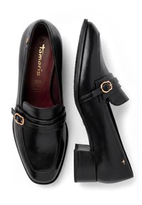Μαύρα δερμάτινα γυναικεία loafers με χαμηλό χοντρό τακούνι, χρυσή αγκράφα στο λουράκι και μπορντό εσωτερική επένδυση με το όνομα της μάρκας.