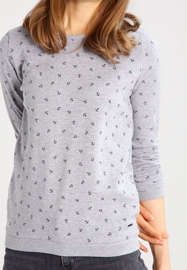 Sudadera gris con pequeño patrón de anclas en azul marino, cuello redondo y mangas largas. Presenta puños y dobladillo acanalados para un ajuste ceñido.