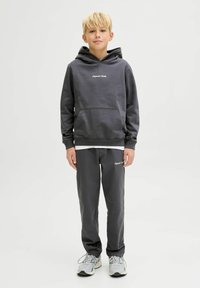 Felpa grigia scura con cappuccio e pantaloni abbinati realizzati in morbido cotone misto, dotati di una tasca frontale e una delicata ricamo del logo.