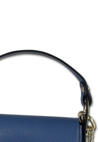 Blauwe leren handtas met een gestructureerde afwerking, een afneembare schouderriem en gouden hardwareaccenten. Rond gevormd met een handvat aan de bovenkant.