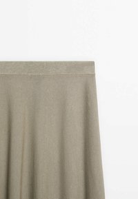 Geweven, lichte rok in gedempt olijfgroen met een elastische tailleband en een gestructureerd, vloeiend ontwerp. Gelaagd stof met fijne lijnen.