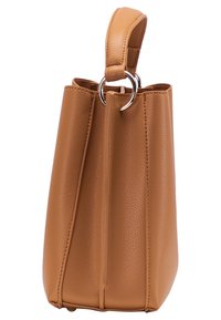 Tanfarvet læderhåndtaske med en struktureret form, top håndtag og cirkulær metalringdetalje. Glat tekstur, har lodrette syninger.