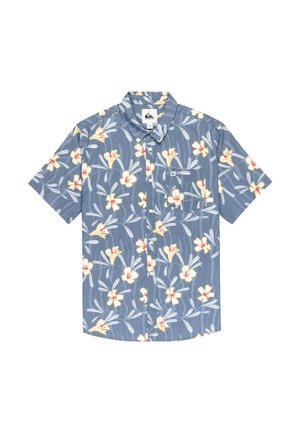 Košile na knoflíky s krátkým rukávem z modré látky se květinovým vzorem s žlutými a červenými květy; zahrnuje náprsní kapsu a zakřivený lem.