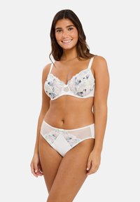 Conjunto de sujetador y braguita de encaje con tejido transparente, bordados florales en colores pastel y tirantes ajustables. Textura suave con acentos en contraste.