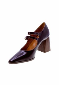 Décolleté in pelle bordeaux lucida con punta affilata, due fasce sulla parte superiore del piede e tacco a blocco a righe marroni. Texture complessiva liscia.