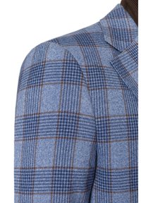 Jasnoniebieski marynarka z kratkowanym wzorem w ciemnoniebieskie i brązowe akcenty, wykonana z teksturowanej tkaniny. Dopasowany krój z wyraźnie zarysowanymi ramionami.