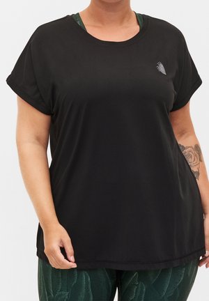T-shirt de sport noir à manches courtes avec un col rond, en tissu léger, et un petit logo sur la poitrine. L'ourlet se situe au niveau des hanches.