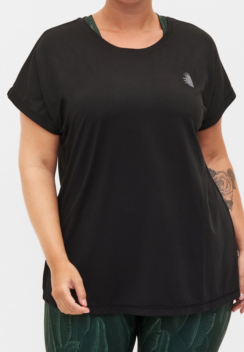 Czarny krótki rękaw sportowy t-shirt z okrągłym dekoltem, wykonany z lekkiego materiału, z małym logo na piersi. Dół koszulki znajduje się na poziomie bioder.