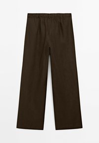 Pantalon large marron foncé avec passants pour ceinture et taille élastique sur fond blanc uni.