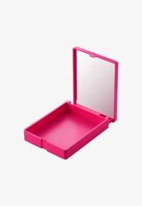 Boîtier rectangulaire compact en plastique rose, ouvert pour montrer un compartiment inférieur vide et un miroir à l'intérieur du couvercle.