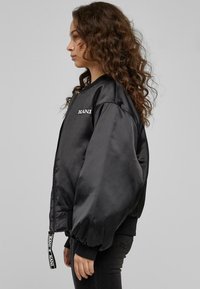 Karl Kani RETRO - Bomber tipa jaka - black