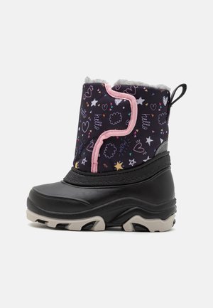 Botte d’hiver noire pour enfants avec des cœurs colorés, des étoiles et des motifs "hello", bordure rose et semelle épaisse en caoutchouc sur fond blanc.