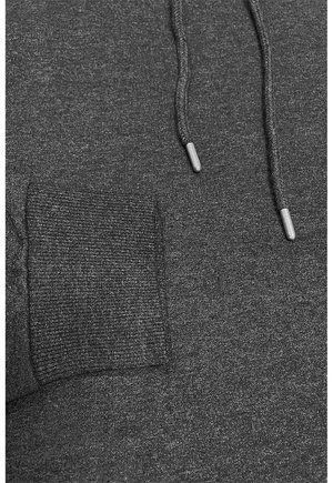 Graue Kapuzenjacke mit strukturiertem Design, einer verstellbaren Kordel mit metallischen Enden und einer kleinen Tasche auf der linken Seite.