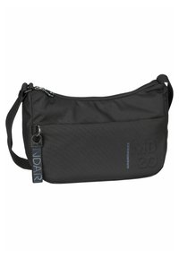 Bolso de hombro de tela negra con cierre de cremallera, con una superficie texturizada, correa ajustable y acentos de logo impresos.