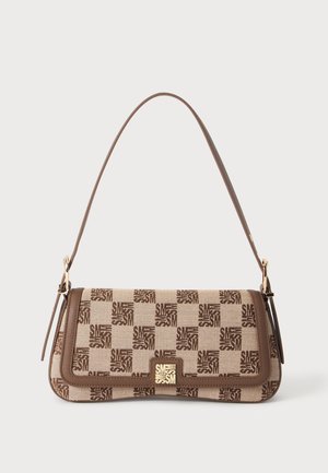 Sac à épaule marron et beige avec motif à carreaux et logo répétitif "SM", forme rectangulaire, et boucle carrée dorée sur le rabat avant.