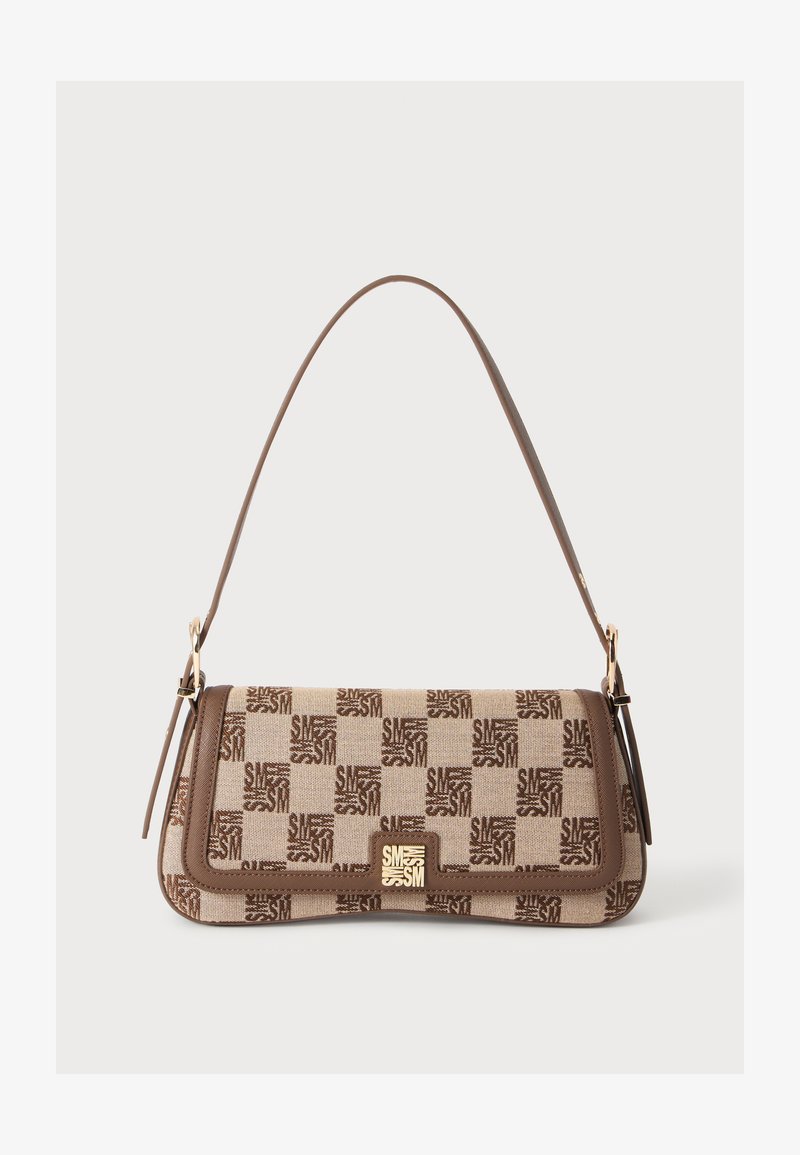 Sac à épaule marron et beige avec motif à carreaux et logo répétitif "SM", forme rectangulaire, et boucle carrée dorée sur le rabat avant.