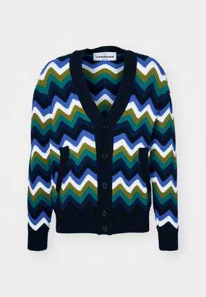 Cardigan tricotat multicolor cu model în zigzag în nuanțe de navy, verde, alb și albastru, având decolteu în V, butoni și buzunare.