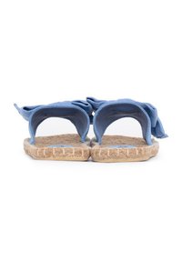 Infradito in tessuto blu con suola in juta intrecciata. Design open toe con un accento arricciato sulla parte superiore. Tacco piatto, stile casual.