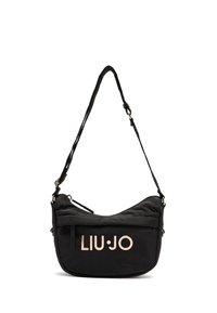 Borsa a tracolla nera in nylon con una forma curva, dotata di una tasca frontale con zip e un logo visibile in rosa metallizzato. Incluso un cinturino regolabile.