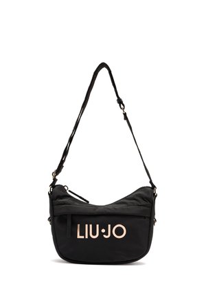 Borsa a tracolla nera in nylon con una forma curva, dotata di una tasca frontale con zip e un logo visibile in rosa metallizzato. Incluso un cinturino regolabile.
